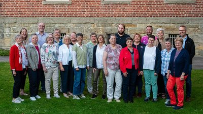 19 Frauen und Männer aus Ahlen, Drensteinfurt und Hamm haben sich zu Leiterinnen und Leitern von Wort-Gottes-Feiern ausbilden lassen. Begleitet wurden sie dabei von Lars König (4. von links), Barbara Kuhlmann (4. von rechts) und Carola Paulmichl (5. von rechts). 